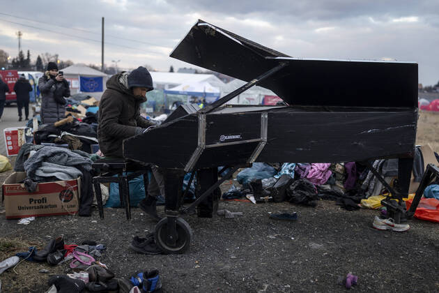 Bilder des Jahres 2022, News 03 März News Themen der Woche KW10 News Bilder des Tages Ukraine-Konflikt, Flüchtlinge in Medyka, Polen A Ukrainian refugee plays the piano in Medyka, on the Poland border with Ukraine, on 10 March 2022. Ukrainian people find refuge in Poland !ACHTUNG: NUR REDAKTIONELLE NUTZUNG!  Copyright: xRodrigoxJimenezx GRAF5633 20220310-f9c5ff08467bb3425b7f4f906262da0a9a01cef7