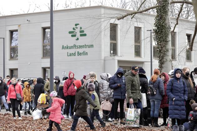 LAF Oranienburger Strasse 285, Berlin-Reinickendorf - Fluechtlinge aus der Ukraine warten vor der Erstanlaufstelle und Ankunftszentrum des Landesamtes fuer Fluechtlingsangelegenheiten Berlin (LAF) auf ihre Registrierung, DEU, Berlin, 10.03.2022
