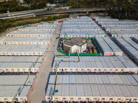 Bilder des Jahres 2022, News 03 März News Themen der Woche KW10 News Bilder des Tages Isolation Facilities Keep Bringing People In, Despite Alleged Fall In Contaminations In China A view by drone of the Santin Community Isolation Facility. In the center, a power distribution centre with generators, in Hong Kong, China, on Mar 12, 2022. Hong Kong China  Copyright: xMarcxFernandesx originalFilename: fernandes-chinabui220312_npDOR.jpg