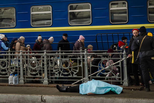 Bilder des Jahres 2022, News 03 März News Themen der Woche KW10 News Bilder des Tages March 12, 2022, Lviv, Ukraine: A sheet covers the body of a woman who died in the Lviv-Holovnyi railway station. This is at least the second death at the station in the last week. Cause of death, unknown. Lviv Ukraine - ZUMAogra 20220312_mda_c244_033 Copyright: xDanielxCardex