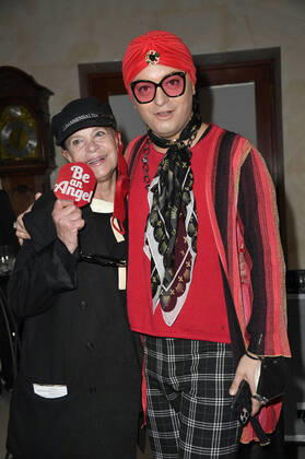 Bilder des Jahres 2022, Entertainment 03 März Entertainment Themen der Woche KW10 Entertainment Bilder des Tages Barbara Engel und Julian F.M. Stoeckel bei der Präsentation der neuen Mode-Kollektion Teuber by Harald Glööckler im Hotel Adlon Kempinski. Berlin, 12.03.2022