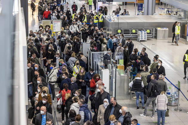 Bilder des Jahres 2022, News 03 März News Themen der Woche KW11 News Bilder des Tages Lange Wartezeiten und Flugausfälle am Flughafen Stuttgart. Das Personal an der Sicherheitskontrolle streikt. Die Gewerkschaft ver.di will für die bundesweit etwa 25.000 Branchenbeschäftigten mehr Geld. 15.03.2022: DEU, Deutschland, Baden-Württemberg, Stuttgart.