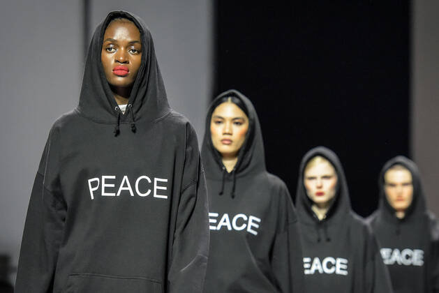 Bilder des Jahres 2022, Entertainment 03 März Entertainment Themen der Woche KW11 Entertainment Bilder des Tages 15.03.2022 xlakx,Entertainment Berlin Fashion Week 2022, Show Kilian Kerner emspor,v.l.Models nach der Show auf dem Catwalk mit einen Sweatshirt mit Aufschrift Peace Berlin