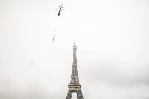 Bilder des Jahres 2022, News 03 März News Themen der Woche KW11 News Bilder des Tages (220315) -- PARIS, March 15, 2022 -- A helicopter lifts a new antenna to the top of the Eiffel Tower in Paris, France, on March 15, 2022. The Eiffel Tower grew by six meters on Tuesday after a new radio antenna was installed on top of the Paris monument, to a height of 330 meters. (Photo by Xinhua) FRANCE-PARIS-EIFFEL TOWER-ANTENNA-INSTALLATION FlorentxMichel 
