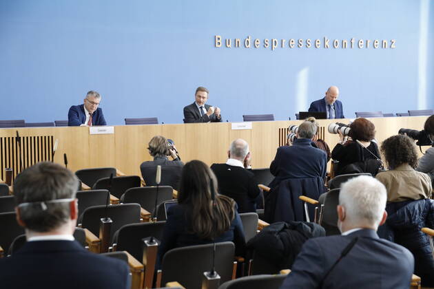 Staatssekretär Werner Gatzer, BMF, Bundesminister der Finanzen Christian Lindner, Deutschland, Berlin, Bundespressekonferenz, Thema: Eckwerte zum Regierungsentwurf 2023 und Finanzplan 2022 - 2026