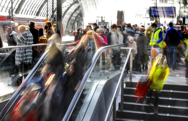 Ukraiinische Fluechtlinge Berlin, 16.03.2022 - Fluechtlinge aus der Ukraine kommen am Berliner Hauptbahnhof an. Berlin Berlin Deutschland