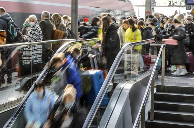 Ukraiinische Fluechtlinge Berlin, 16.03.2022 - Fluechtlinge aus der Ukraine kommen am Berliner Hauptbahnhof an. Berlin Berlin Deutschland
