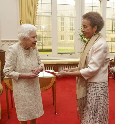 . 16 03 2022. Windsor, United Kingdom. Queen Elizabeth II presents the Queen s Gold Medal for Poetry to Grace Nichols during a private audience at Windsor Castle.  xPoolx xi-Imagesx IIM-23211-0001