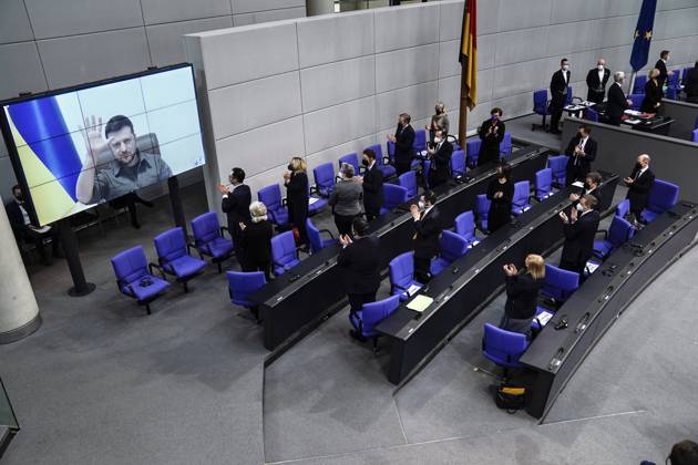 Bilder des Jahres 2022, News 03 März News Themen der Woche KW11 News Bilder des Tages Videoansprache des Praesidenten der Ukraine, Wolodymyr Selenskyj im Deutschen Bundestag Aktuell,17.03.2022 Berlin, Wolodymyr Selenskyj der Praesident der Ukraine bei seiner Videoansprache im Deutschen Bundestag zur aktuellen Lage in der Ukraine mit besonderer Geste im Vorfeld an die 21. Sitzung des Deutschen Bundestag in Berlin mit der Regierungsbank und dem Bundeskanzler Olaf Scholz Berlin Berlin Deutschland