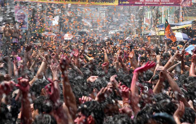March 18, 2022, Prayagraj, Uttar Pradesh, India: Prayagraj: Revelers celebrate the Hindu spring festival of Holi in Allahabad on March 18, 2022. Prayagraj India - ZUMAv115 20220318_zap_v115_002 Copyright: xPrabhatxKumarxVermax