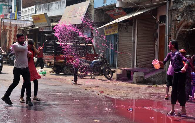 March 18, 2022, Prayagraj, Uttar Pradesh, India: Prayagraj: Children throw water on commuters during Holi Festival celebation in Allahabad on March 18, 2022. Prayagraj India - ZUMAv115 20220318_zap_v115_006 Copyright: xPrabhatxKumarxVermax