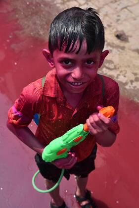 March 18, 2022, Prayagraj, Uttar Pradesh, India: Prayagraj: A boy holds a water gun looks to camera during celebrate the Hindu spring festival of Holi in Allahabad on March 18, 2022. Prayagraj India - ZUMAv115 20220318_zap_v115_008 Copyright: xPrabhatxKumarxVermax