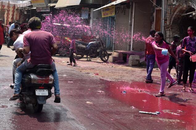 March 18, 2022, Prayagraj, Uttar Pradesh, India: Prayagraj: Children throw color water on commuters during Holi Festival celebration in Allahabad on March 18, 2022. Prayagraj India - ZUMAv115 20220318_zap_v115_011 Copyright: xPrabhatxKumarxVermax