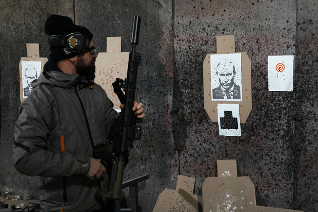 Bilder des Jahres 2022, News 03 März News Themen der Woche KW11 News Bilder des Tages A sniper looks at bullet holes at a dartboard with the portrait of Russian President Vladimir Putin in a military base located in the port town of Burlacha Barlka, some 20 kilometres from Odessa, Ukraine, on 19 March 2022. Military base located in the port town of Burlacha Barlka, Ukraine !ACHTUNG: NUR REDAKTIONELLE NUTZUNG!  Copyright: xBorjaxSánchezxTrillox GRAF2211 20220319-344bbe7ddc40bdffe93c0ace4a4ee40a16204667