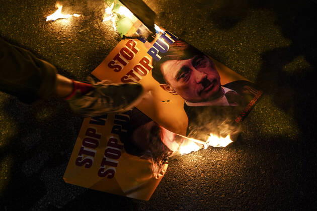 Bilder des Jahres 2022, News 03 März News Themen der Woche KW11 News Bilder des Tages Protest In Thailand Against Russia s Invasion Of Ukraine. Protesters burn up portraits of President of Russia Vladimir Putin during a demonstration against Russia s invasion of Ukraine outside the Russian Embassy in Bangkok, Thailand, 19 March 2022. Bangkok Bangkok Thailand  Copyright: xAnusakxLaowilasx originalFilename: laowilas-notitle220319_npo8J.jpg