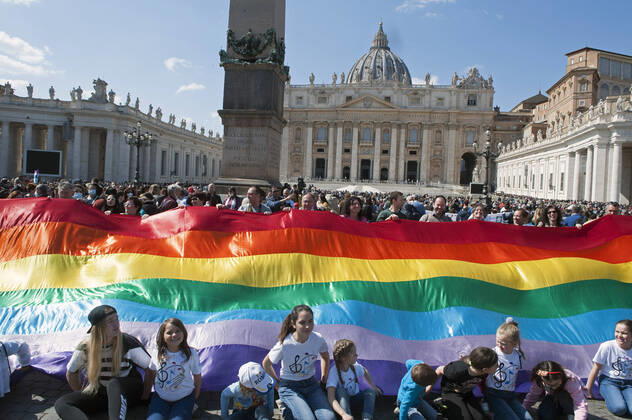 Bilder des Jahres 2022, News 03 März News Themen der Woche KW11 News Bilder des Tages Italy, Rome, Vatican, 2022 03 20.People hold a peace flag as they attend Pope Francis Angelus noon prayer he recited from the window of his studio overlooking St.Peter s Square, at the Vatican. Photograph by Alessia Giuliani Catholic Press Photo. RESTRICTED TO EDITORIAL USE - NO MARKETING - NO ADVERTISING CAMPAIGNS.  Copyright: xALESSIAxGIULIANIx xipa-agency.nex xAlessiaxgiulianix