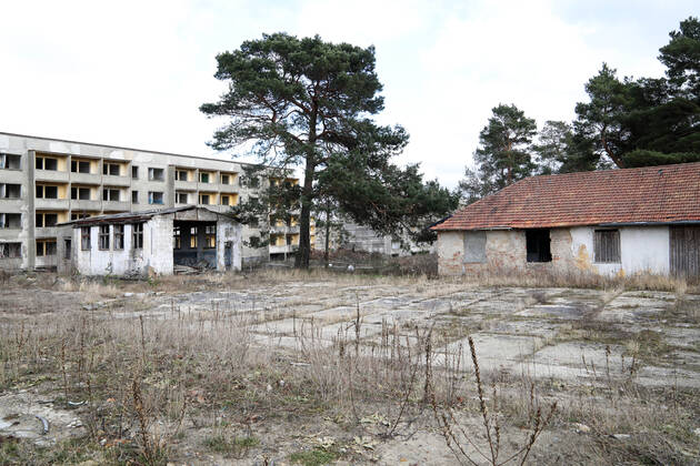 04.03.2022, Brandenburg - Elstal. Im ehemaligen Olympischen Dorf stehen noch alte Häuser, es wird gebaut.