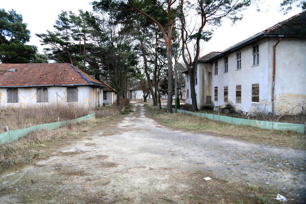 04.03.2022, Brandenburg - Elstal. Im ehemaligen Olympischen Dorf stehen noch alte Häuser, es wird gebaut.