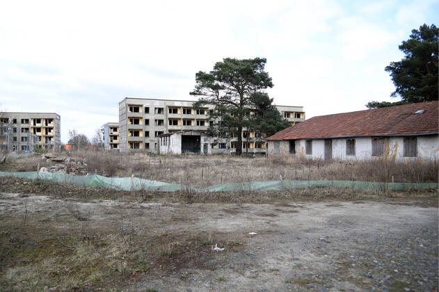 04.03.2022, Brandenburg - Elstal. Im ehemaligen Olympischen Dorf stehen noch alte Häuser, es wird gebaut.