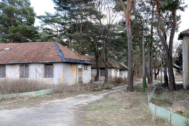 04.03.2022, Brandenburg - Elstal. Im ehemaligen Olympischen Dorf stehen noch alte Häuser, es wird gebaut.