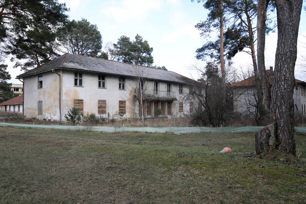 04.03.2022, Brandenburg - Elstal. Im ehemaligen Olympischen Dorf stehen noch alte Häuser, es wird gebaut.