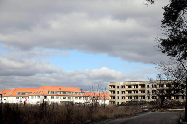 04.03.2022, Brandenburg - Elstal. Im ehemaligen Olympischen Dorf stehen noch alte Häuser, es wird gebaut.