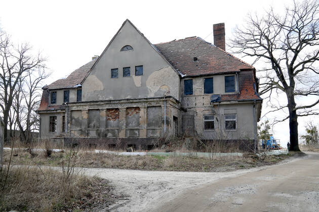 04.03.2022, Brandenburg - Elstal. Im ehemaligen Olympischen Dorf stehen noch alte Häuser, es wird gebaut.