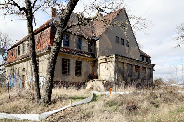 04.03.2022, Brandenburg - Elstal. Im ehemaligen Olympischen Dorf stehen noch alte Häuser, es wird gebaut.
