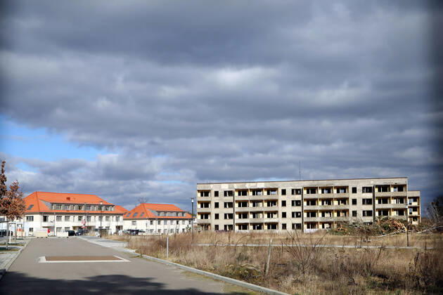 04.03.2022, Brandenburg - Elstal. Im ehemaligen Olympischen Dorf stehen noch alte Häuser, es wird gebaut. Ein Teil ist bereits fertiggestellt.