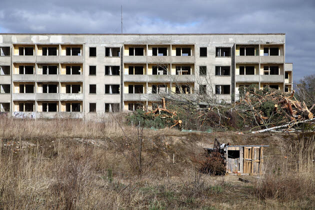 04.03.2022, Brandenburg - Elstal. Im ehemaligen Olympischen Dorf stehen noch alte Häuser, es wird gebaut.