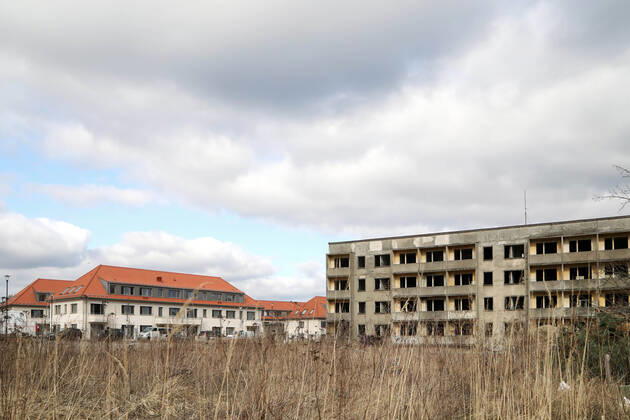 04.03.2022, Brandenburg - Elstal. Im ehemaligen Olympischen Dorf stehen noch alte Häuser, es wird gebaut. Ein Teil ist bereits fertiggestellt.