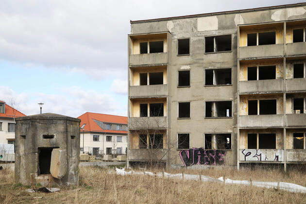 04.03.2022, Brandenburg - Elstal. Im ehemaligen Olympischen Dorf stehen noch alte Häuser, es wird gebaut. Ein Teil ist bereits fertiggestellt.