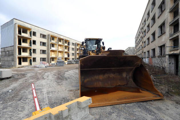 04.03.2022, Brandenburg - Elstal. Im ehemaligen Olympischen Dorf stehen noch alte Häuser, es wird gebaut.