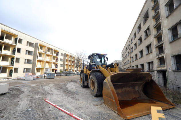 04.03.2022, Brandenburg - Elstal. Im ehemaligen Olympischen Dorf stehen noch alte Häuser, es wird gebaut.