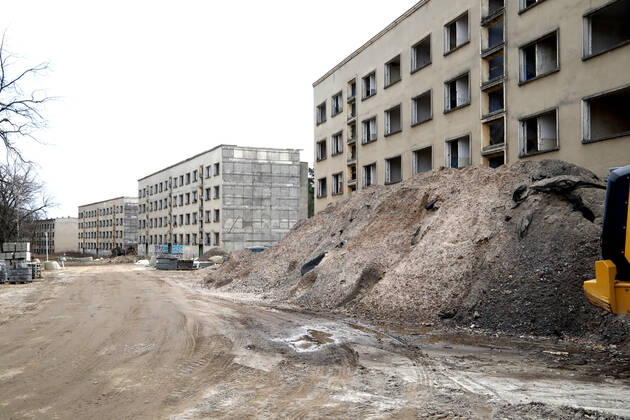 04.03.2022, Brandenburg - Elstal. Im ehemaligen Olympischen Dorf stehen noch alte Häuser, es wird gebaut.