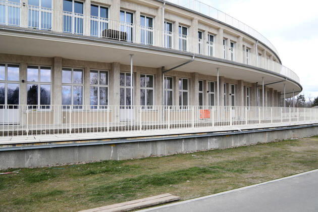 04.03.2022, Brandenburg - Elstal. Im ehemaligen Olympischen Dorf stehen noch alte Häuser, es wird gebaut. Der Speisesaal der Nationen ist bereits saniert.
