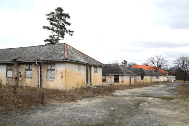 04.03.2022, Brandenburg - Elstal. Im ehemaligen Olympischen Dorf stehen noch alte Häuser, es wird gebaut.
