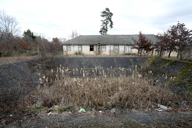 04.03.2022, Brandenburg - Elstal. Im ehemaligen Olympischen Dorf stehen noch alte Häuser, es wird gebaut.