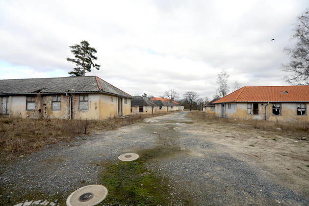 04.03.2022, Brandenburg - Elstal. Im ehemaligen Olympischen Dorf stehen noch alte Häuser, es wird gebaut.