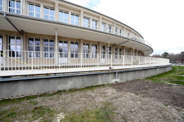 04.03.2022, Brandenburg - Elstal. Im ehemaligen Olympischen Dorf stehen noch alte Häuser, es wird gebaut. Der Speisesaal der Nationen ist bereits saniert.