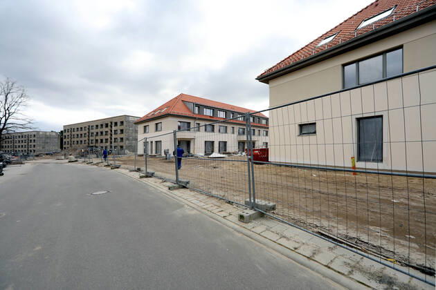 04.03.2022, Brandenburg - Elstal. Im ehemaligen Olympischen Dorf stehen noch alte Häuser, in einem Teil der Anlage gibt es schon neue Häuser.