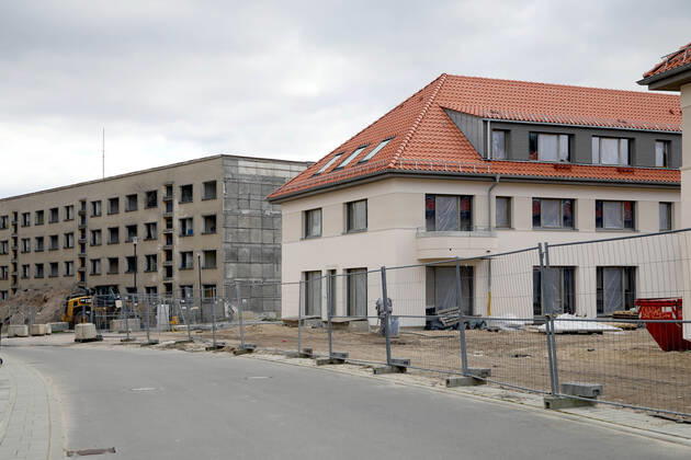 04.03.2022, Brandenburg - Elstal. Im ehemaligen Olympischen Dorf stehen noch alte Häuser, in einem Teil der Anlage gibt es schon neue Häuser.