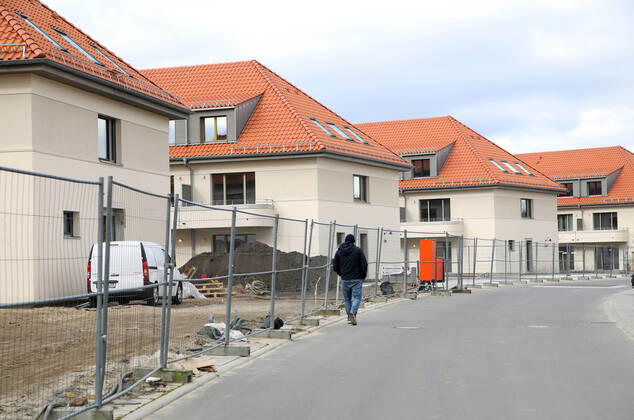 04.03.2022, Brandenburg - Elstal. Im ehemaligen Olympischen Dorf stehen noch alte Häuser, in einem Teil der Anlage gibt es schon neue Häuser.