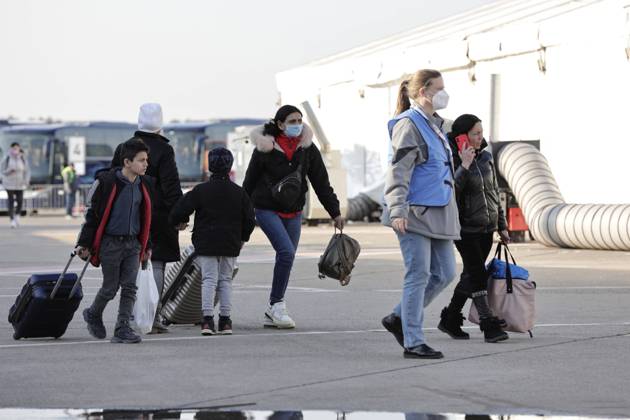 Auf dem Flughafengelaende Tegel wird das Ukraine-Ankunftszentrum TXL fuer Kriegsfluechtlinge aus der Ukraine eroeffnet. Die Fluechtlinge werden dort medizinisch versorgt, verpflegt, registriert und nach dem Koenigsteiner Schluessel auf andere Bundeslaender verteilt. DEU, Berlin, 20.03.2022