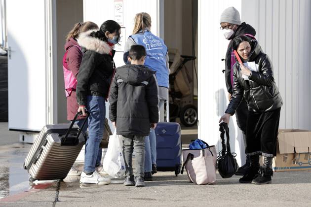 Auf dem Flughafengelaende Tegel wird das Ukraine-Ankunftszentrum TXL fuer Kriegsfluechtlinge aus der Ukraine eroeffnet. Die Fluechtlinge werden dort medizinisch versorgt, verpflegt, registriert und nach dem Koenigsteiner Schluessel auf andere Bundeslaender verteilt. DEU, Berlin, 20.03.2022
