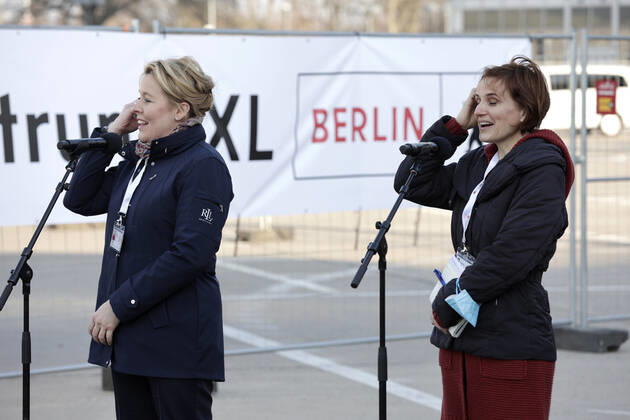 Auf dem Flughafengelaende Tegel wird das Ukraine-Ankunftszentrum TXL fuer Kriegsfluechtlinge aus der Ukraine eroeffnet. Die Fluechtlinge werden dort medizinisch versorgt, verpflegt, registriert und nach dem Koenigsteiner Schluessel auf andere Bundeslaender verteilt. PK von Franziska Giffey, Regierende Buergermeisterin von Berlin, SPD, und Katja Kipping, Senatorin fuer Integration, Arbeit und Soziales, Die Linke, DEU, Berlin, 20.03.2022