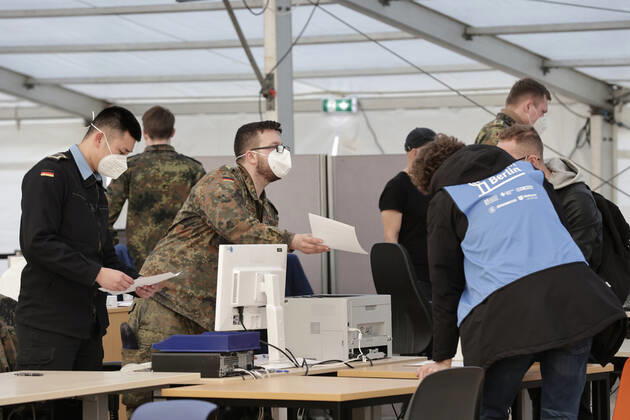Auf dem Flughafengelaende Tegel wird das Ukraine-Ankunftszentrum TXL fuer Kriegsfluechtlinge aus der Ukraine eroeffnet. Die Fluechtlinge werden dort medizinisch versorgt, verpflegt, registriert und nach dem Koenigsteiner Schluessel auf andere Bundeslaender verteilt. Bundeswehrsoldaten registrieren die Kriegsgefluechteten, DEU, Berlin, 20.03.2022