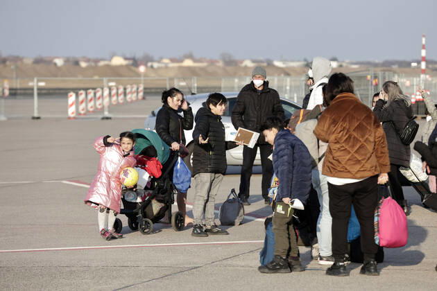 Auf dem Flughafengelaende Tegel wird das Ukraine-Ankunftszentrum TXL fuer Kriegsfluechtlinge aus der Ukraine eroeffnet. Die Fluechtlinge werden dort medizinisch versorgt, verpflegt, registriert und nach dem Koenigsteiner Schluessel auf andere Bundeslaender verteilt. DEU, Berlin, 20.03.2022