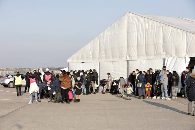 Auf dem Flughafengelaende Tegel wird das Ukraine-Ankunftszentrum TXL fuer Kriegsfluechtlinge aus der Ukraine eroeffnet. Die Fluechtlinge werden dort medizinisch versorgt, verpflegt, registriert und nach dem Koenigsteiner Schluessel auf andere Bundeslaender verteilt. DEU, Berlin, 20.03.2022