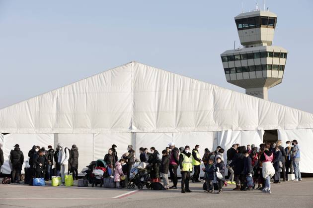 Bilder des Jahres 2022, News 03 März News Themen der Woche KW11 News Bilder des Tages Auf dem Flughafengelaende Tegel wird das Ukraine-Ankunftszentrum TXL fuer Kriegsfluechtlinge aus der Ukraine eroeffnet. Die Fluechtlinge werden dort medizinisch versorgt, verpflegt, registriert und nach dem Koenigsteiner Schluessel auf andere Bundeslaender verteilt. DEU, Berlin, 20.03.2022